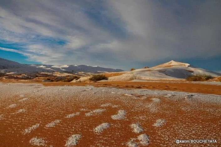 Langka! Potret Menakjubkan Salju Turun di Gurun Sahara