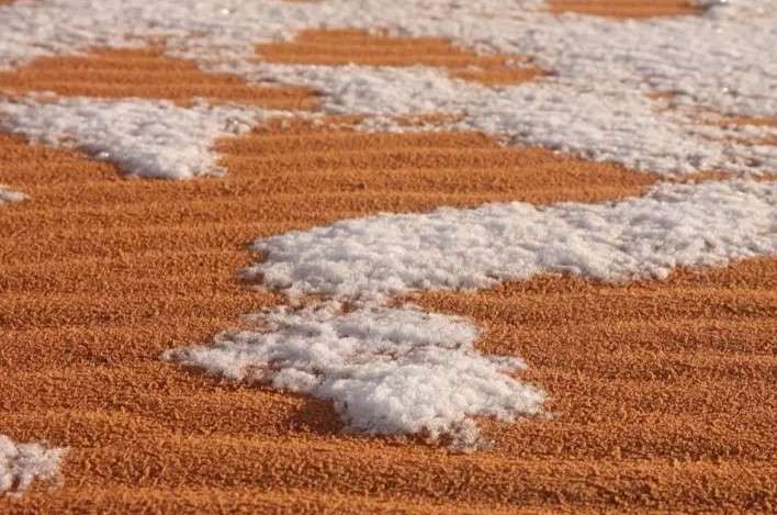 Langka! Potret Menakjubkan Salju Turun di Gurun Sahara