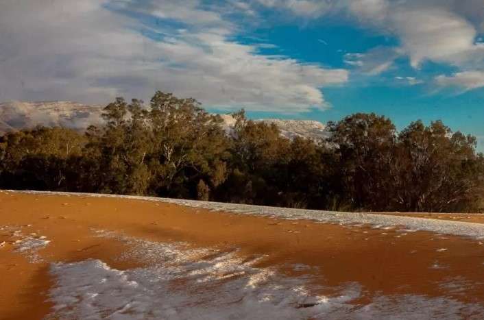 Langka! Potret Menakjubkan Salju Turun di Gurun Sahara