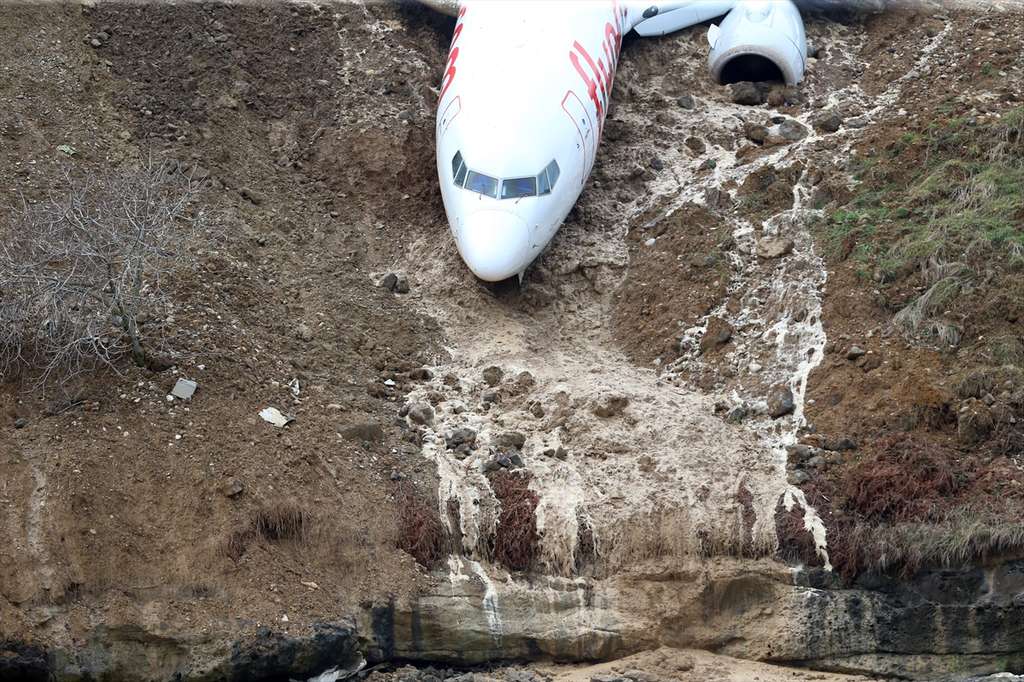 Penampakan Pesawat Tergelincir di Bibir Tebing