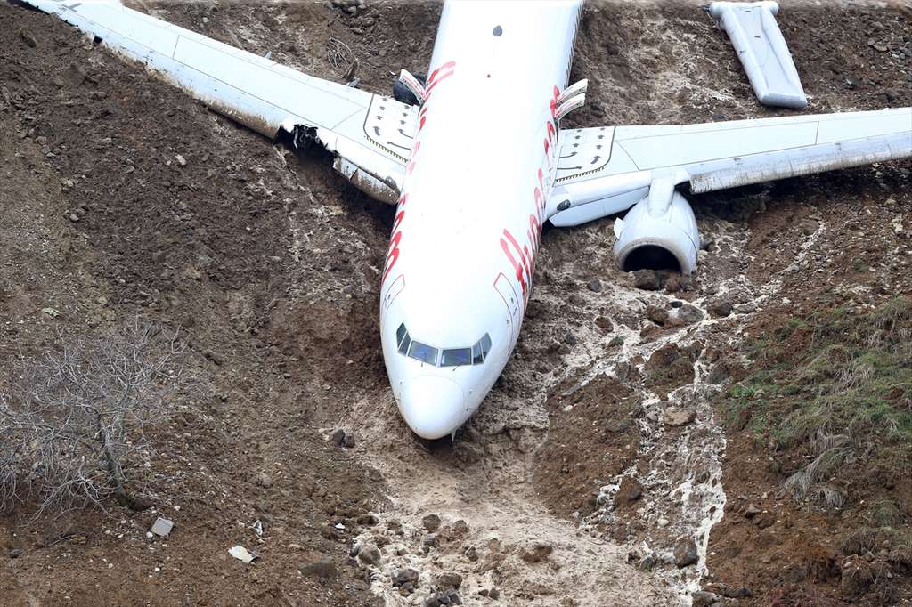 Penampakan Pesawat Tergelincir di Bibir Tebing