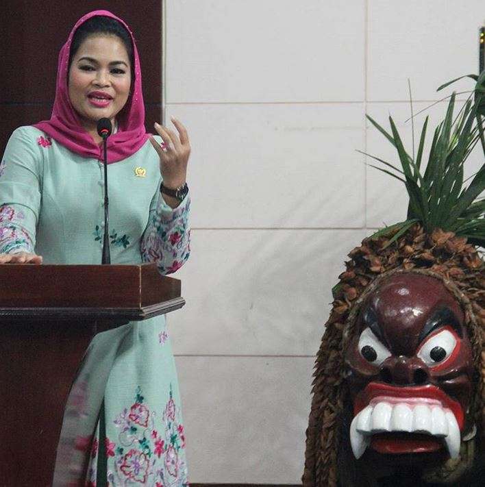 Gaya Kerudung Manis Puti Guntur Soekarno 