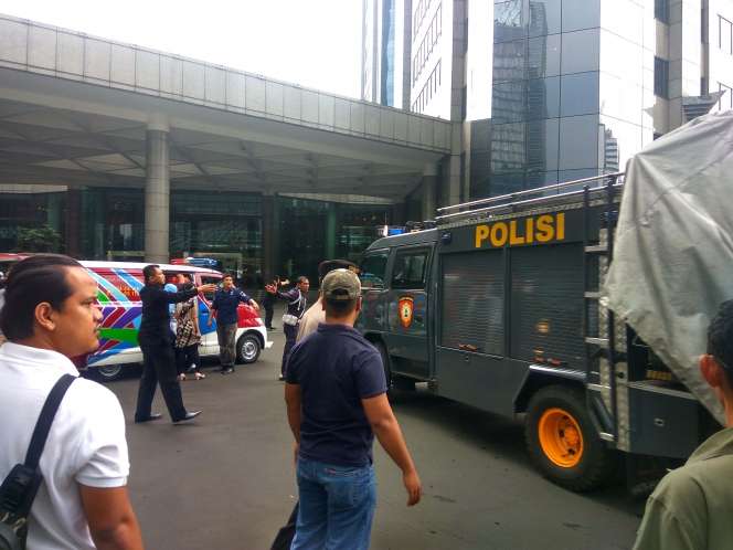 Korban-korban Balkon Ambruk Gedung Bursa Efek