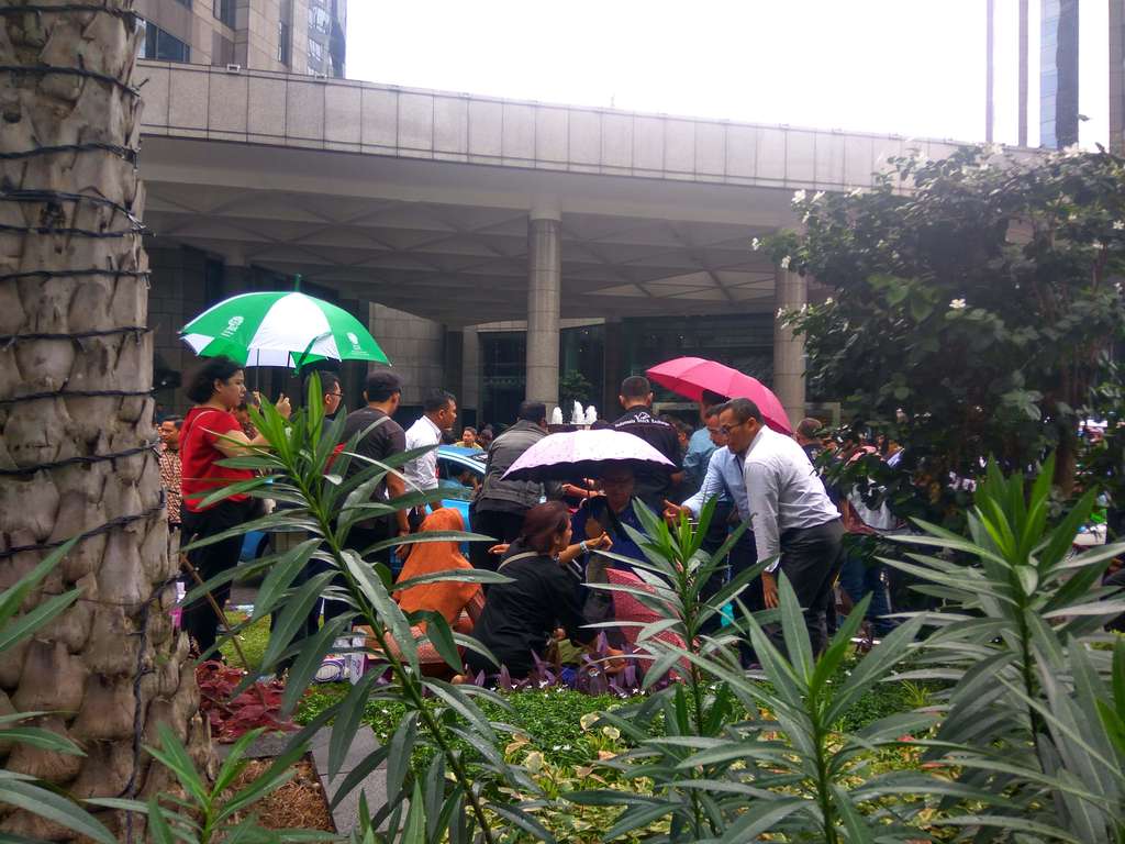 Korban-korban Balkon Ambruk Gedung Bursa Efek