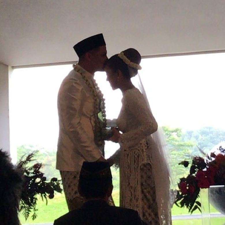 Momen Romantis Pernikahan Keenan Pearce dan Gianni Fajri