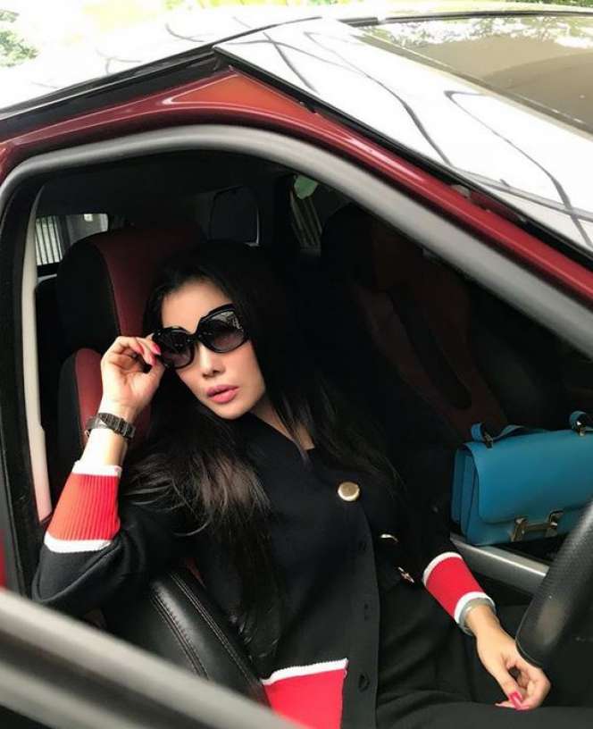 Uci Flowdea, Kolektor 100 Tas Hermes dari Surabaya