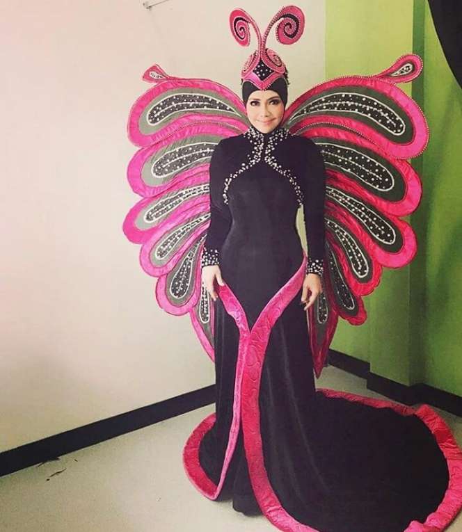 Nyentrik, Ini Dia 5 Gaun Unik Iyeth Bustami