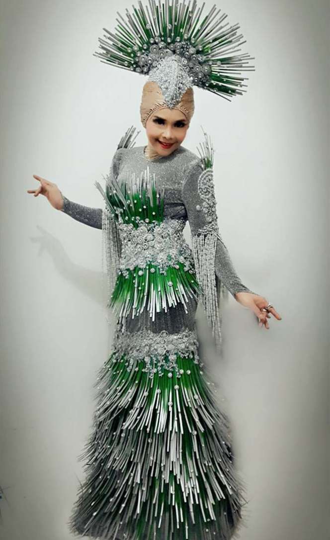 Nyentrik, Ini Dia 5 Gaun Unik Iyeth Bustami