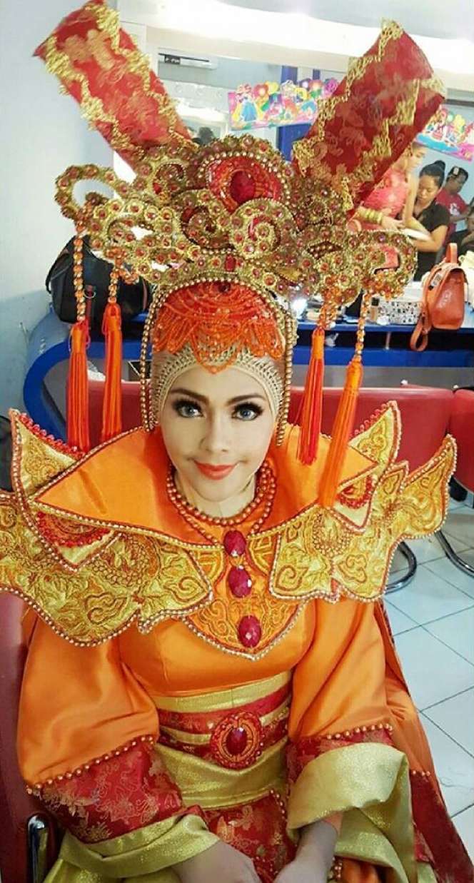 Nyentrik, Ini Dia 5 Gaun Unik Iyeth Bustami