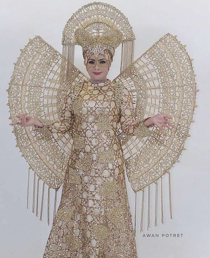 Nyentrik, Ini Dia 5 Gaun Unik Iyeth Bustami