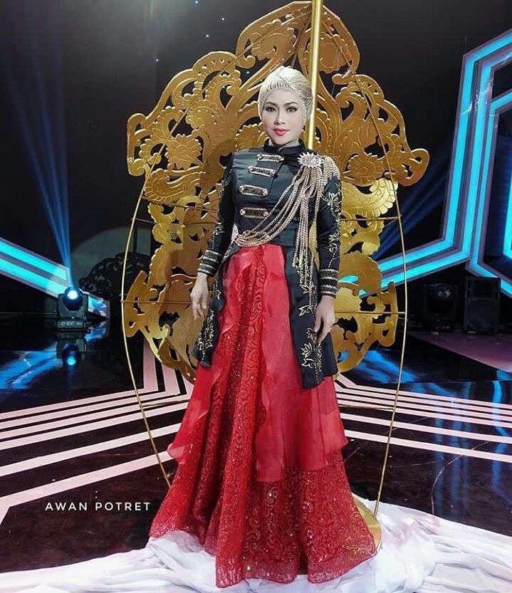 Nyentrik, Ini Dia 5 Gaun Unik Iyeth Bustami