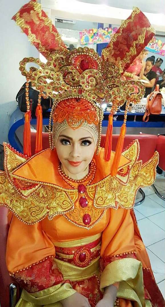 Nyentrik, Ini Dia 5 Gaun Unik Iyeth Bustami