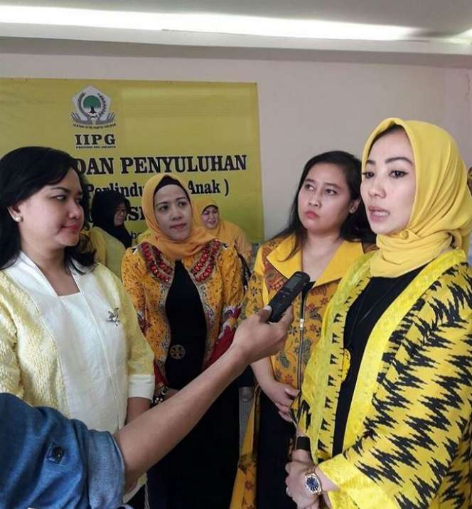 Pesona Kecantikan Ridho Ekasari, Istri Mensos Idrus Marham