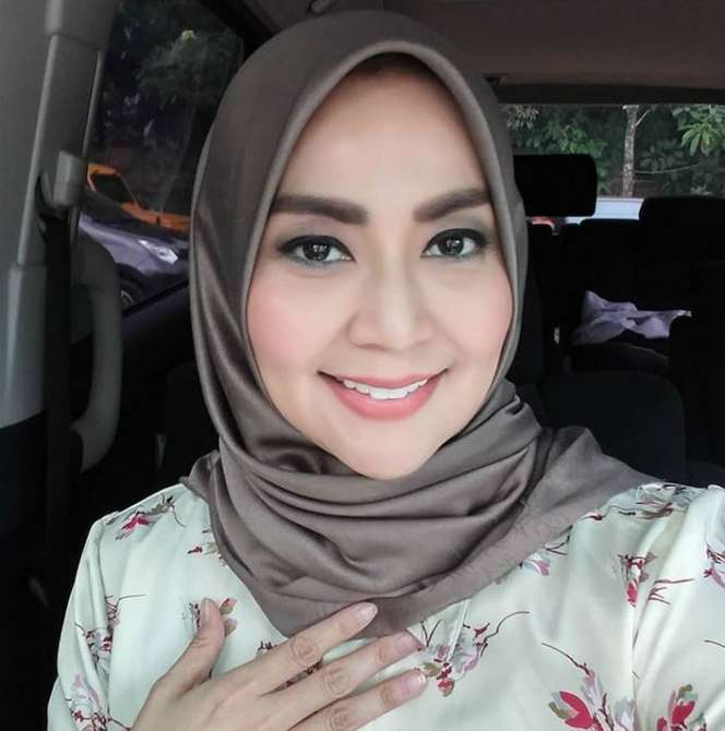 Penampilan Berhijab Tessa Kaunang Dipuji Warganet