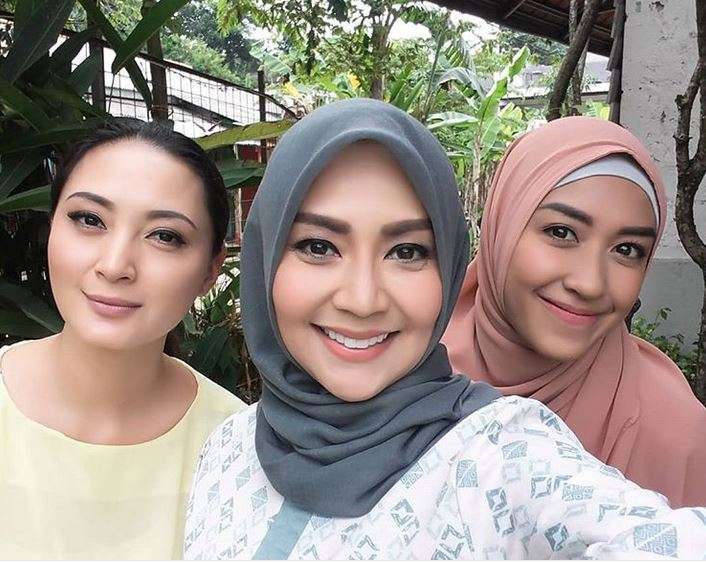 Penampilan Berhijab Tessa Kaunang Dipuji Warganet