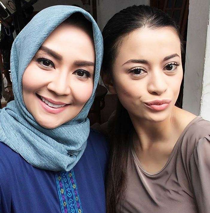 Penampilan Berhijab Tessa Kaunang Dipuji Warganet