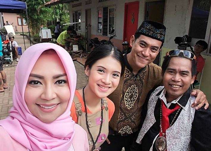 Penampilan Berhijab Tessa Kaunang Dipuji Warganet