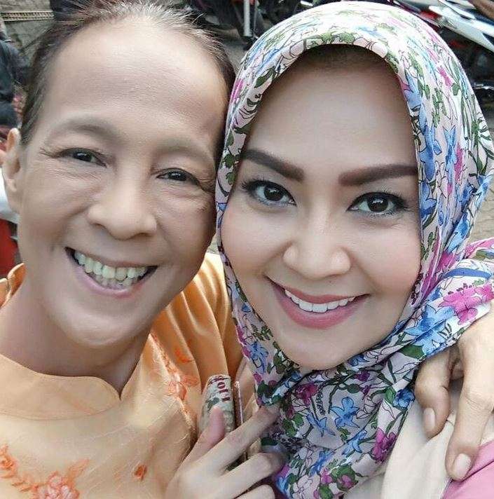 Penampilan Berhijab Tessa Kaunang Dipuji Warganet