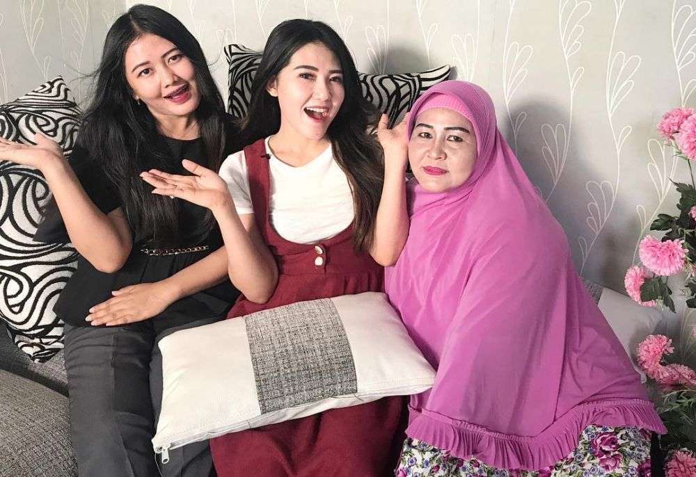 6 Potret Sederhana Keluarga Via Vallen