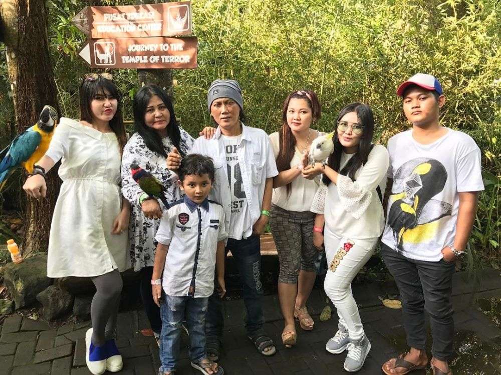 6 Potret Sederhana Keluarga Via Vallen