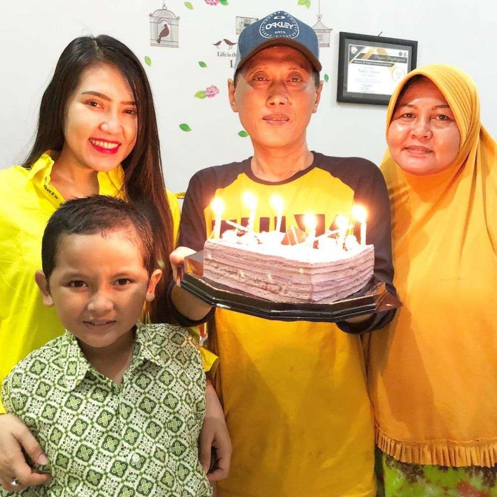 6 Potret Sederhana Keluarga Via Vallen