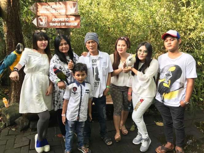 6 Potret Sederhana Keluarga Via Vallen