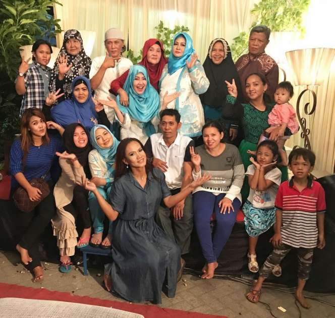 6 Potret Sederhana Keluarga Via Vallen