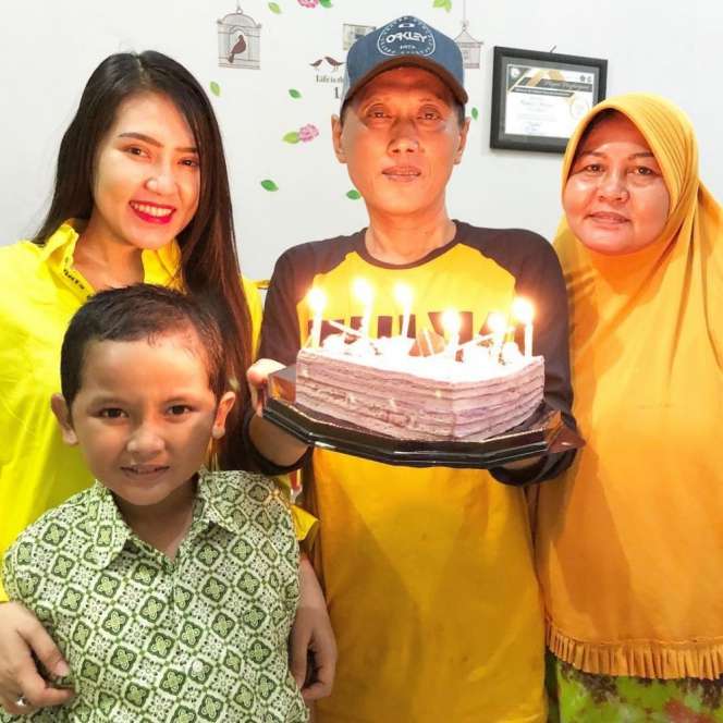 6 Potret Sederhana Keluarga Via Vallen