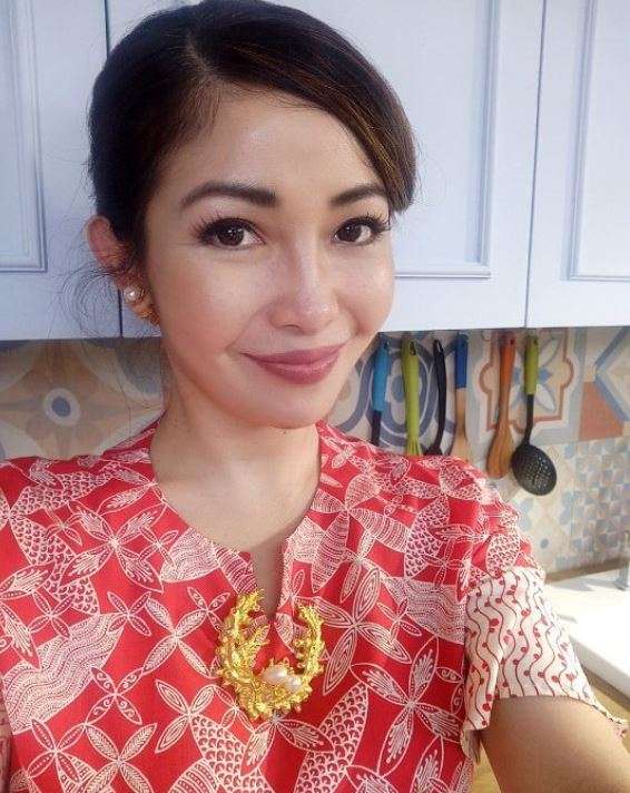 6 Artis Cantik yang Geluti Bisnis Bulu Mata Palsu