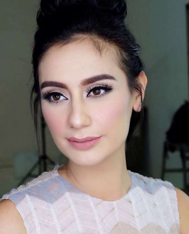 6 Artis Cantik yang Geluti Bisnis Bulu Mata Palsu