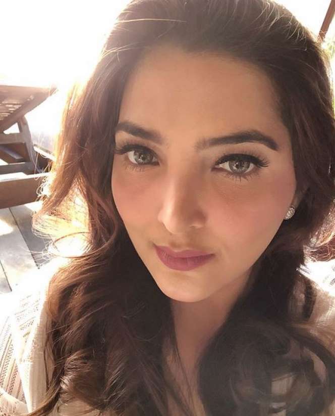 6 Artis Cantik yang Geluti Bisnis Bulu Mata Palsu