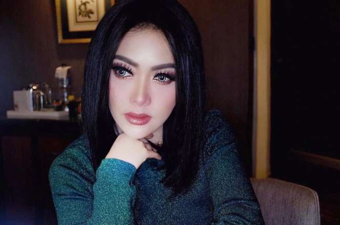 6 Artis Cantik yang Geluti Bisnis Bulu Mata Palsu