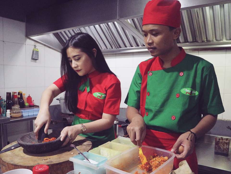 5 Artis yang Buka Bisnis Olahan Ayam