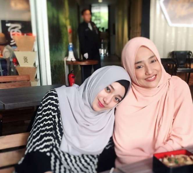 Cindy Fatika Sari dan Putrinya Syaira Bak Saudara Kembar