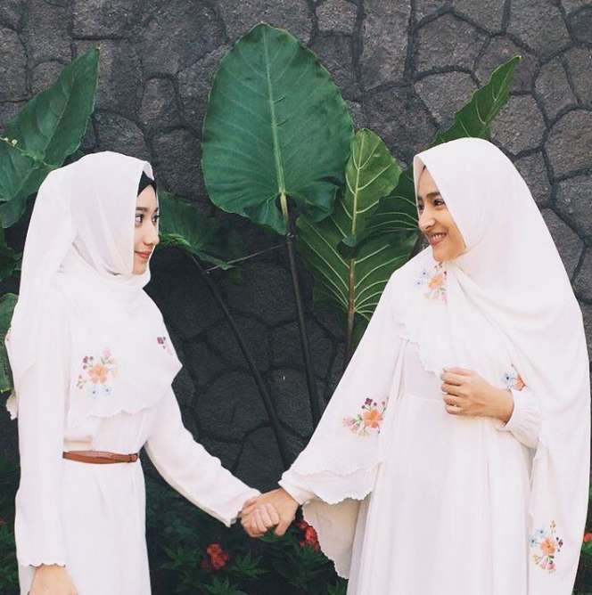 Cindy Fatika Sari dan Putrinya Syaira Bak Saudara Kembar