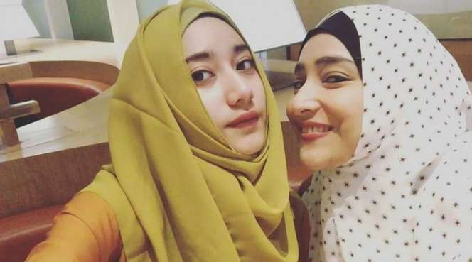 Cindy Fatika Sari dan Putrinya Syaira Bak Saudara Kembar