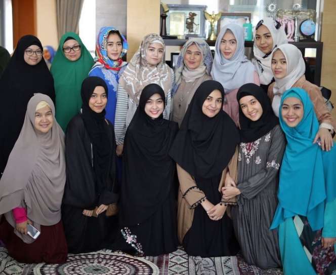 Kompaknya Geng Pengajian Para Selebritis, Bikin Adem