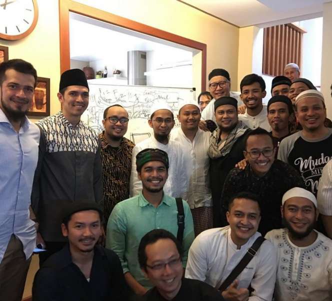 Kompaknya Geng Pengajian Para Selebritis, Bikin Adem