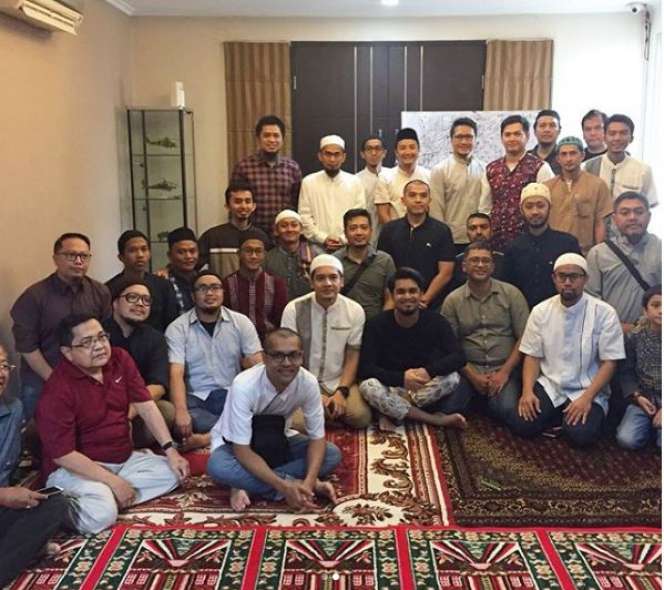 Kompaknya Geng Pengajian Para Selebritis, Bikin Adem