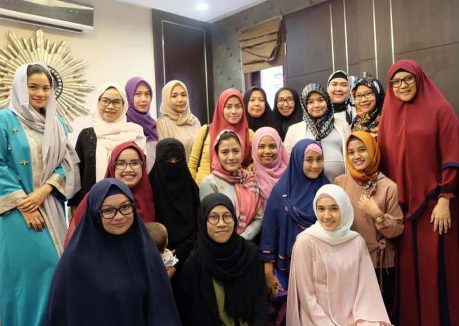 Kompaknya Geng Pengajian Para Selebritis, Bikin Adem