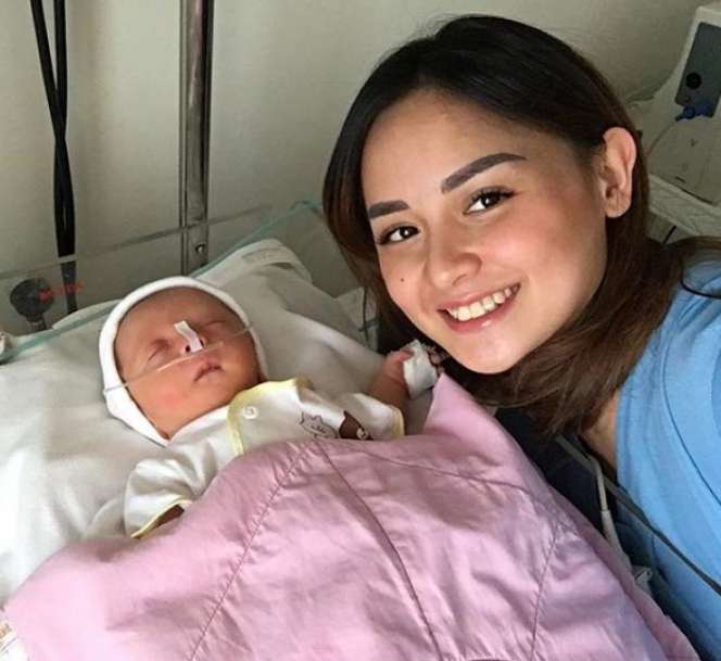 Kisah Haru Joanna Alexandra Asuh Putrinya yang Sakit Paru-paru