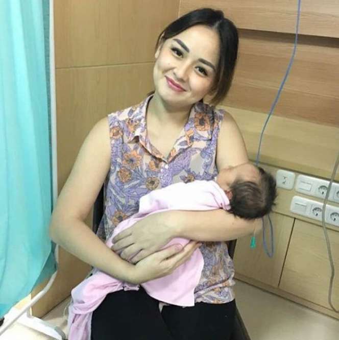 Kisah Haru Joanna Alexandra Asuh Putrinya yang Sakit Paru-paru
