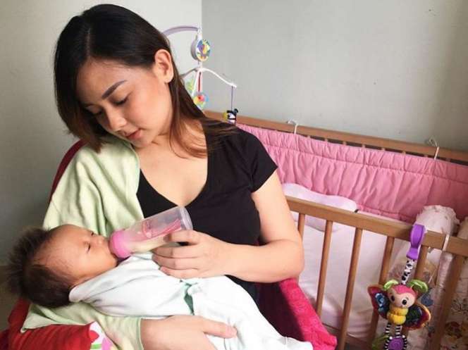 Kisah Haru Joanna Alexandra Asuh Putrinya yang Sakit Paru-paru