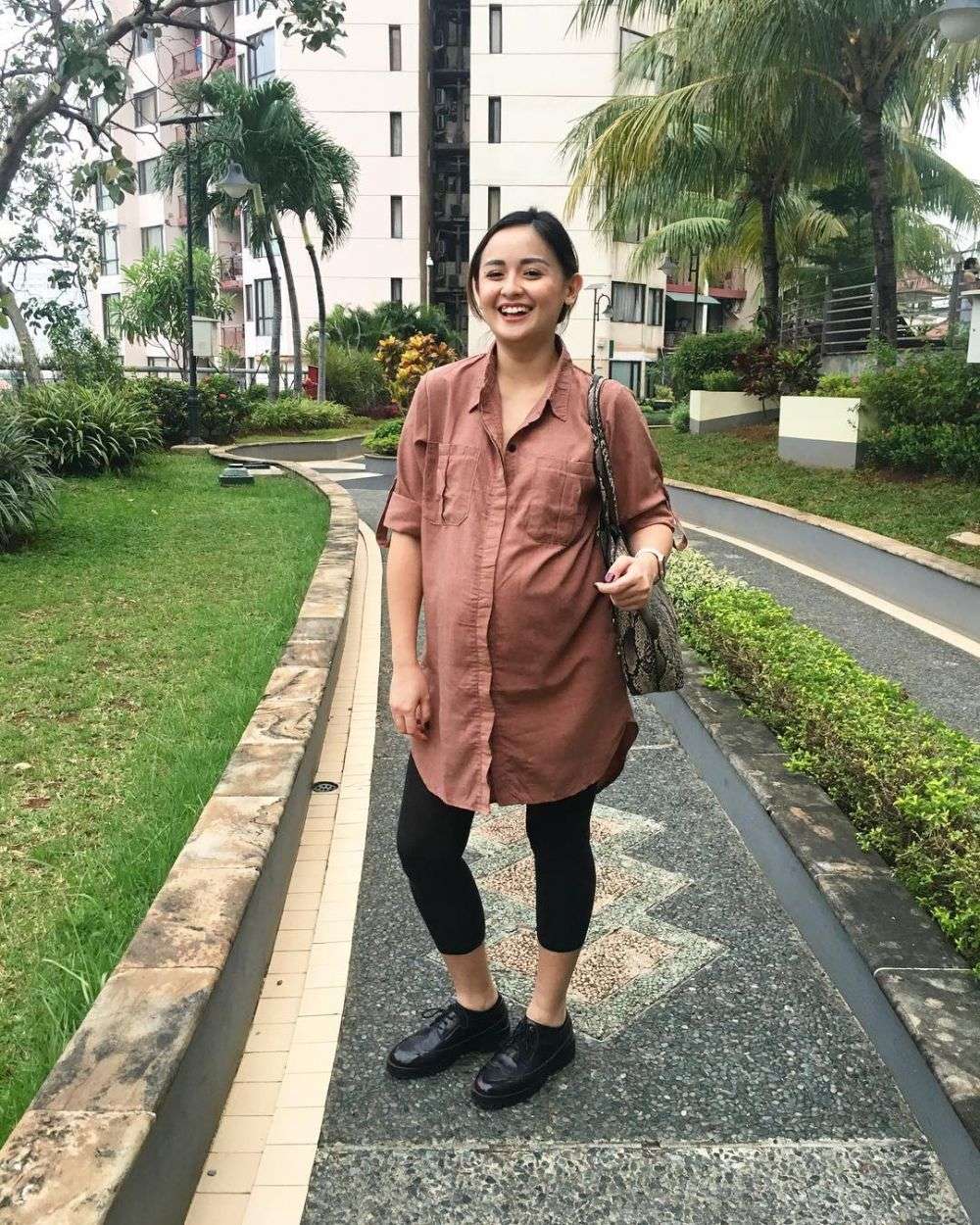 Kisah Haru Joanna Alexandra Asuh Putrinya yang Sakit Paru-paru