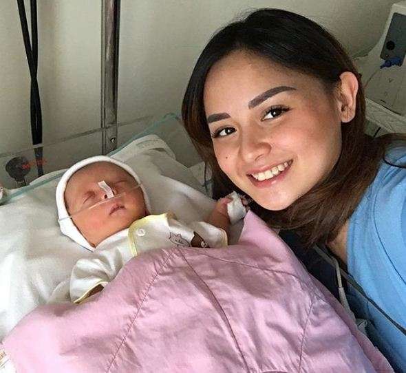 Kisah Haru Joanna Alexandra Asuh Putrinya yang Sakit Paru-paru