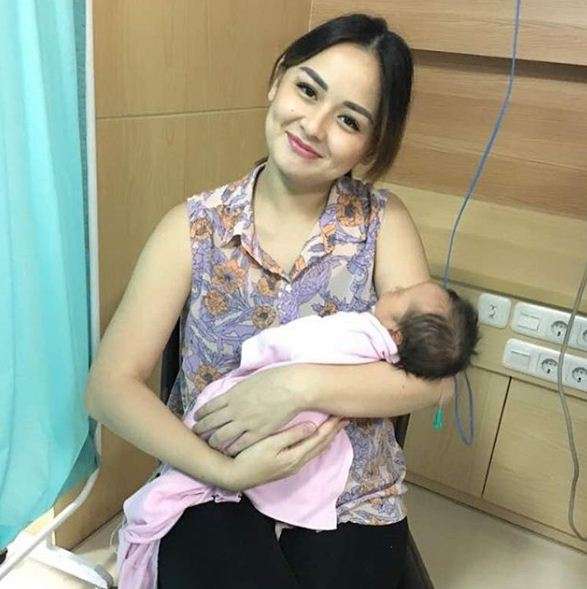 Kisah Haru Joanna Alexandra Asuh Putrinya yang Sakit Paru-paru