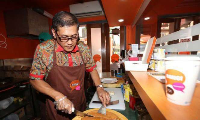 Meski Tenar, 5 Artis Ini Tak Gengsi Jualan di Pinggir Jalan 