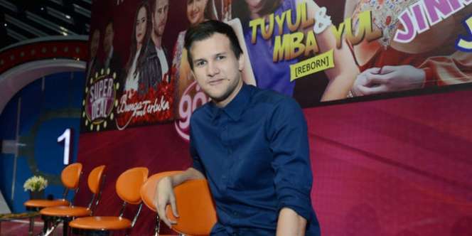 Meski Tenar, 5 Artis Ini Tak Gengsi Jualan di Pinggir Jalan 