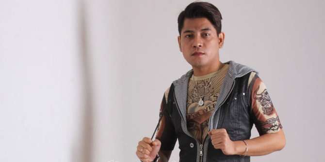 Meski Tenar, 5 Artis Ini Tak Gengsi Jualan di Pinggir Jalan 