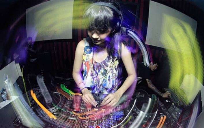 6 Penampilan Ardina Rasti Saat Jadi DJ